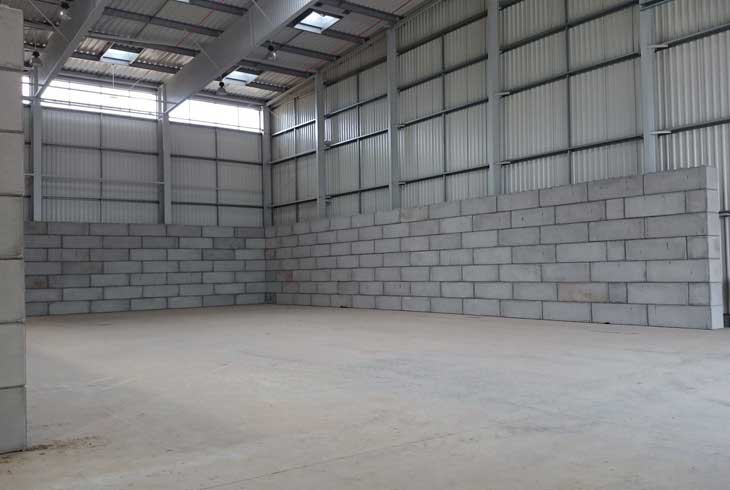 Mobilna hala magazynowa wykonana z konstrukcji z bloczków betonowych