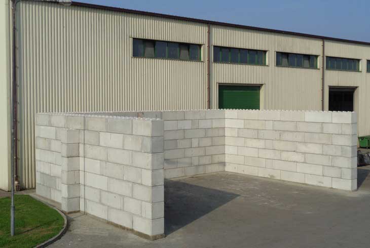 ciana z bloków betonowych typu LEGO używana do tworzenia boksów segregacyjnych