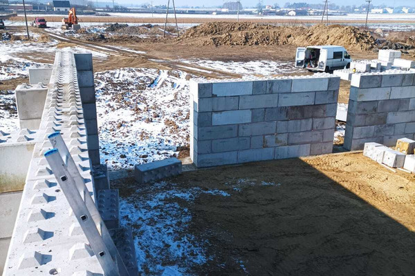 Mur oporowy na skarpie - zasady budowy i zastosowanie