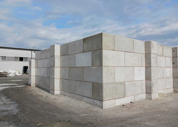 Ściany hali z wielkogabarytowych bloków betonowych