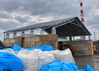 Hala z bloków betonowych z konstrukcją stalową i zadaszeniem