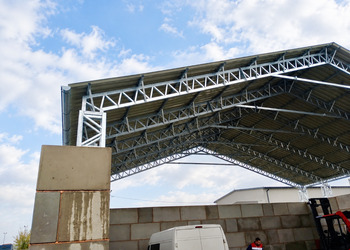 Konstrukcja stalowa zadaszenia hali z bloków betonowych