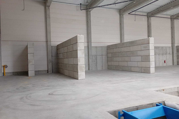 Prefabrykaty betonowe w praktyce - od podjazdu po halę magazynową