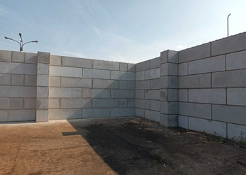 Bloki betonowe modułowe BETBLOK jako szybki sposób na budowę boksów, przegród i murów oporowych