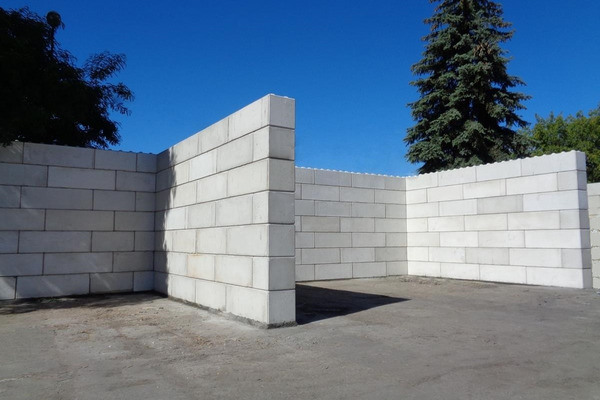 Bloki betonowe modułowe – boksy, mury i place